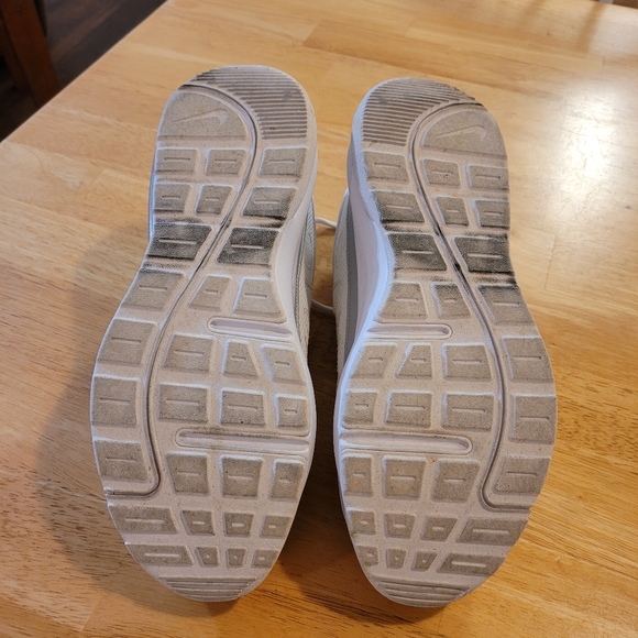 Woman's White Nike Air Max AP Sneaker Size 10M - Picture 6 of 7